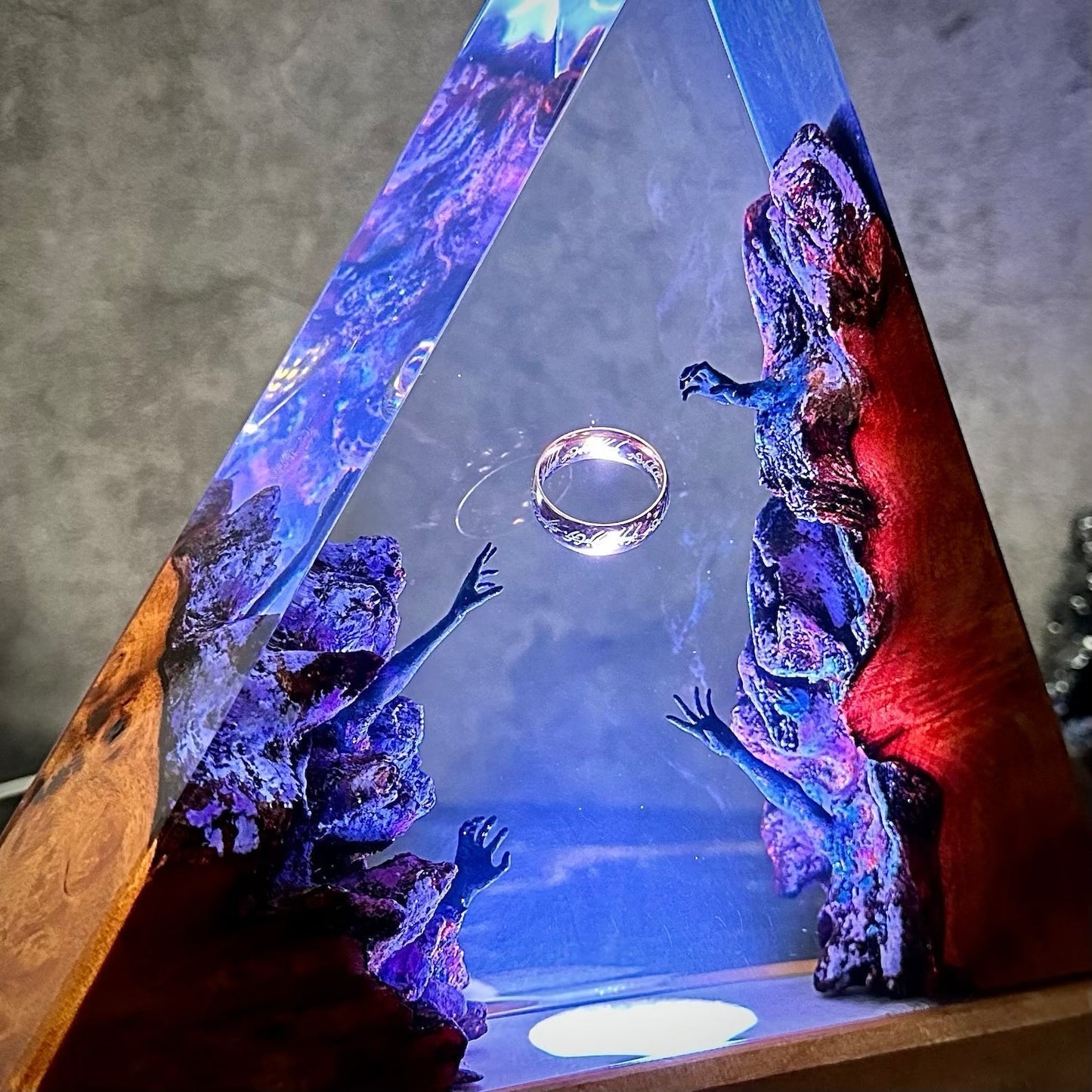 LOTR Lord Of Rings The One Ring Longing Hands Epoxy Resin Lamp - ArtFIGU