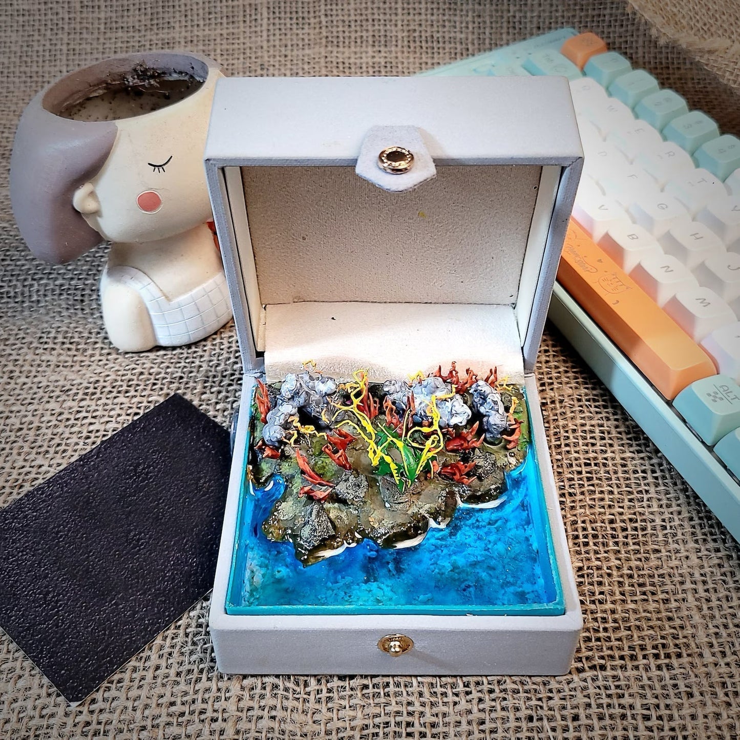 [DE] Pokemon Rayquaza Island Diorama Treasure Mistery Box Gift