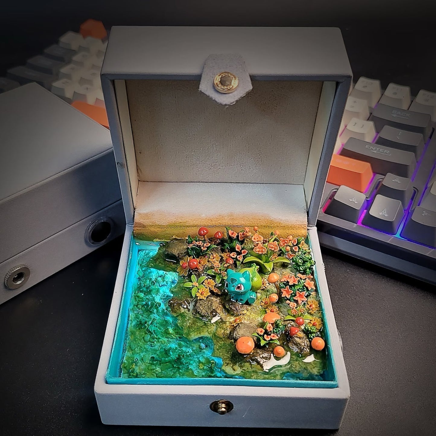 [DE] Pokemon Bulbasaur Fushigidane Island Diorama Treasure Mistery Box Gift Epoxy Resin, Night Light