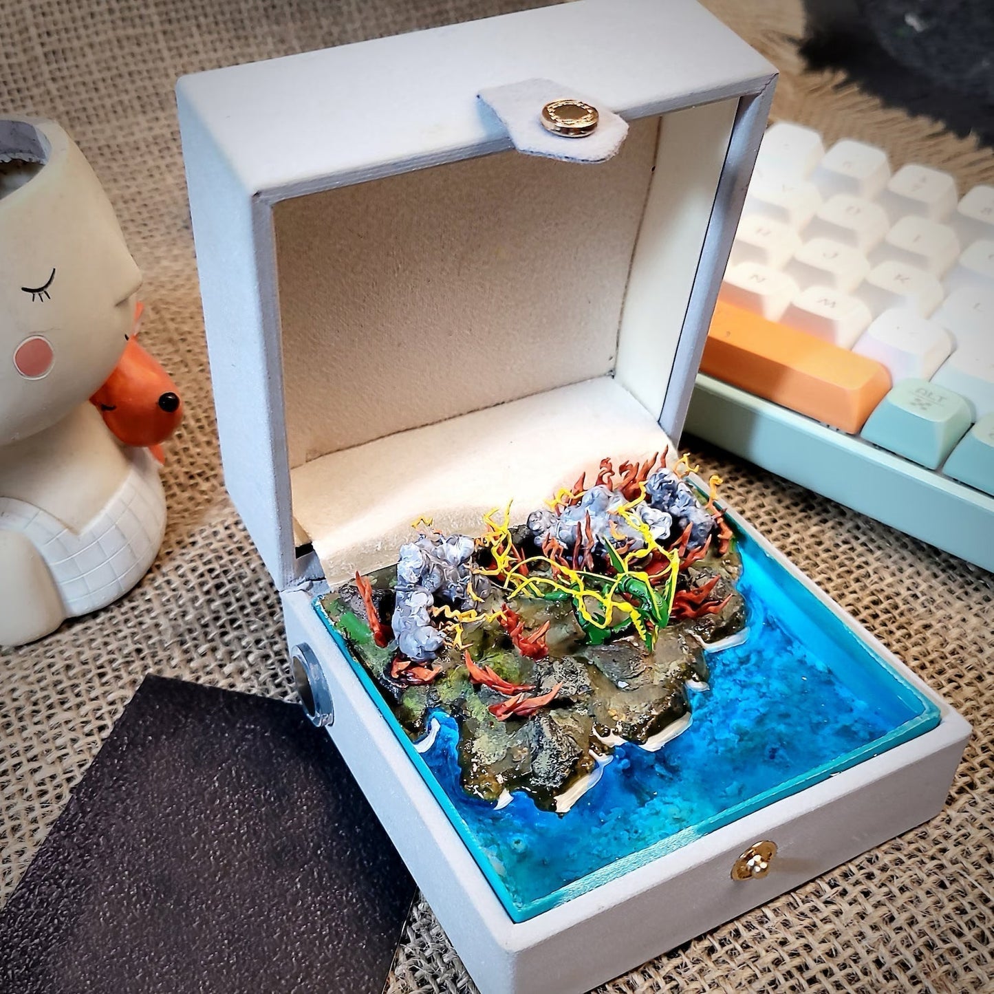 [DE] Pokemon Rayquaza Island Diorama Treasure Mistery Box Gift