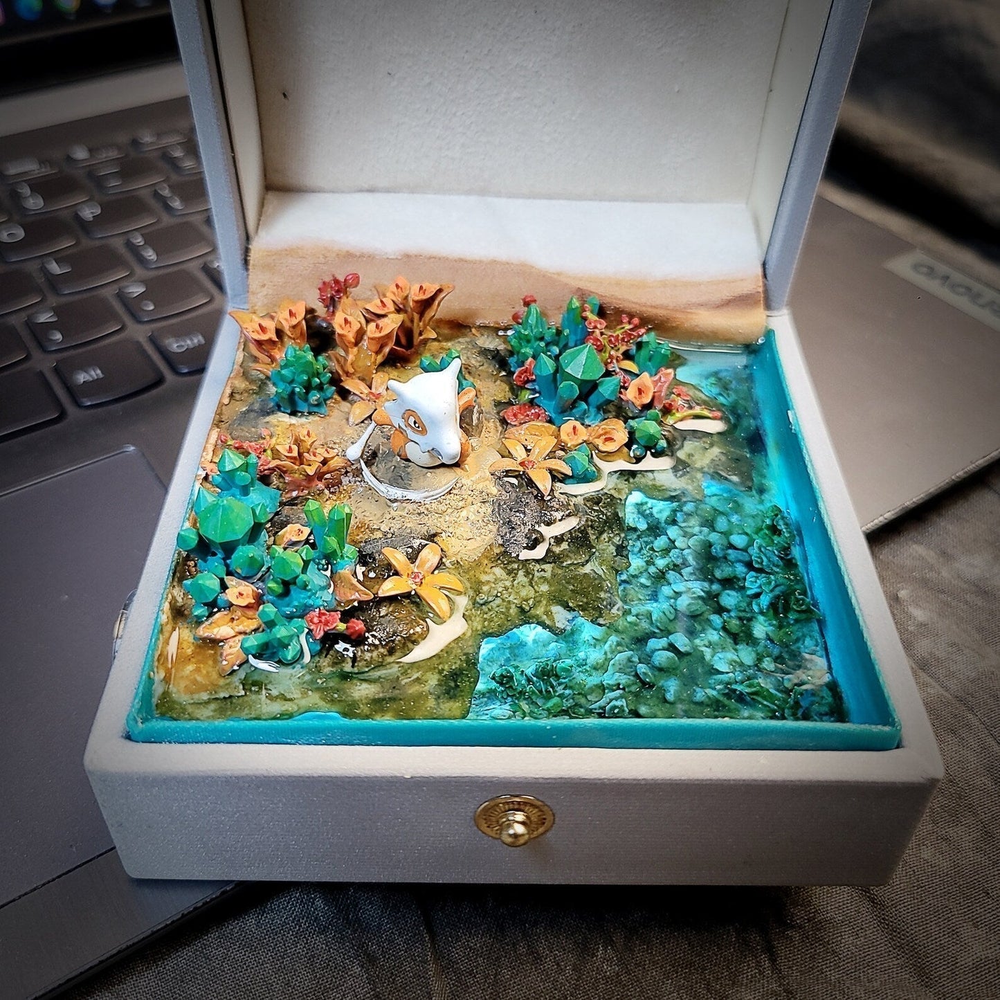 [DE] Pokemon Cubone Garagara Island Diorama Treasure Mistery Box Gift