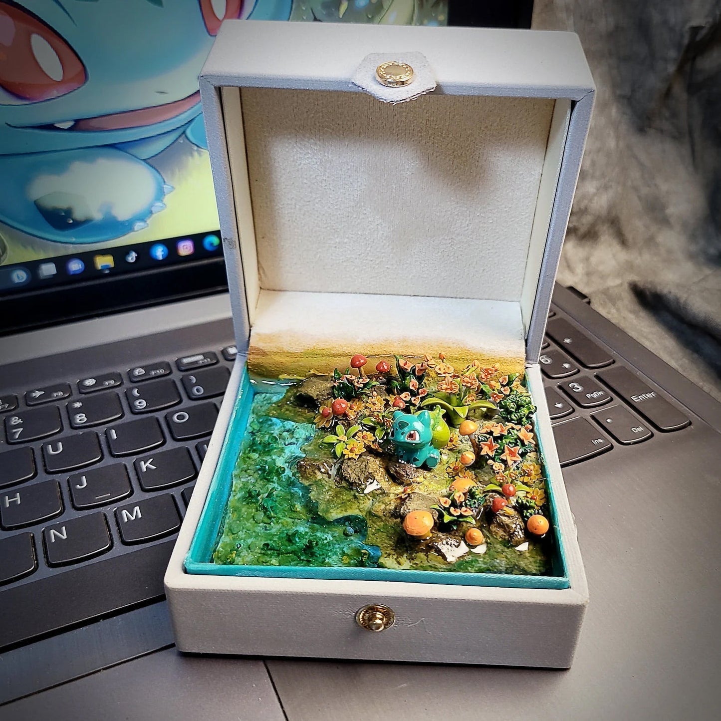 [DE] Pokemon Bulbasaur Fushigidane Island Diorama Treasure Mistery Box Gift Epoxy Resin, Night Light