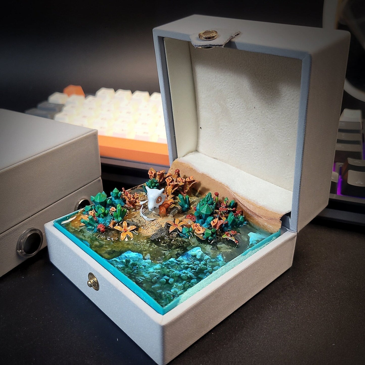 [DE] Pokemon Cubone Garagara Island Diorama Treasure Mistery Box Gift