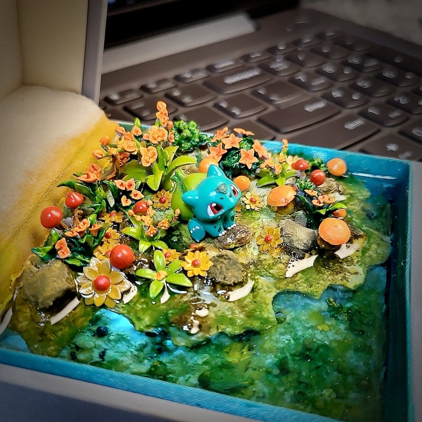 [DE] Pokemon Bulbasaur Fushigidane Island Diorama Treasure Mistery Box Gift Epoxy Resin, Night Light