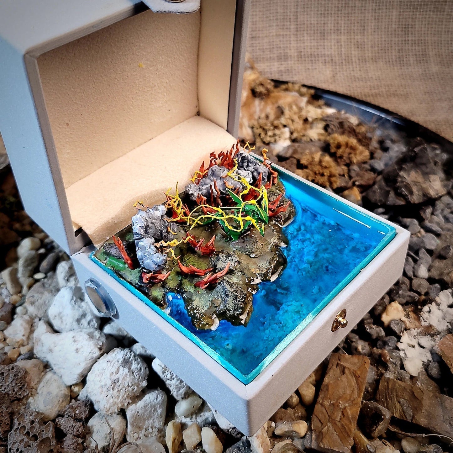 [DE] Pokemon Rayquaza Island Diorama Treasure Mistery Box Gift
