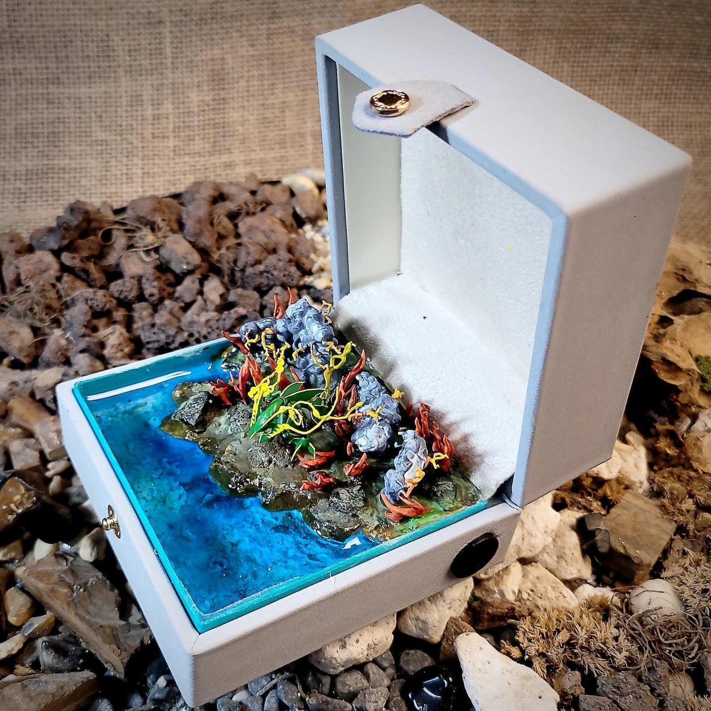 [DE] Pokemon Rayquaza Island Diorama Treasure Mistery Box Gift