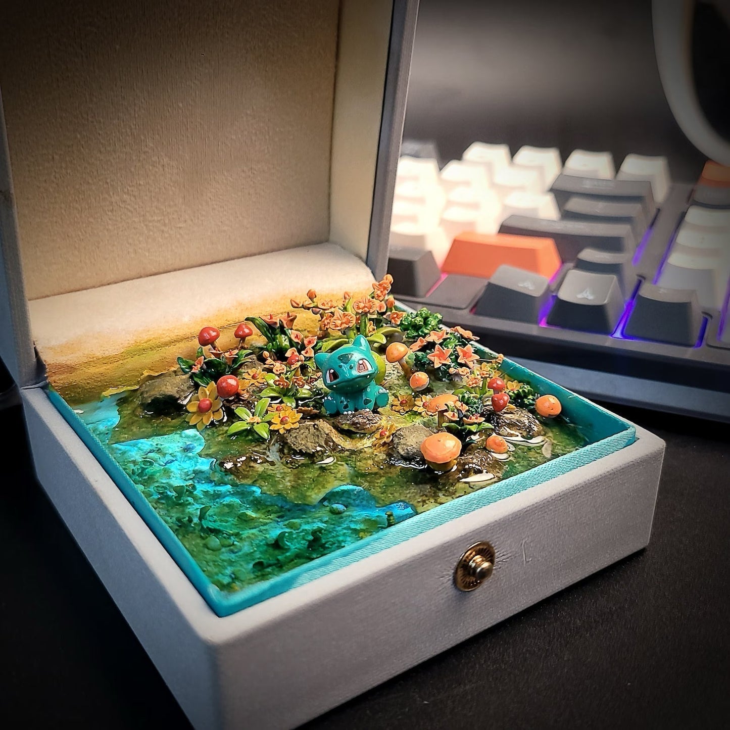 [DE] Pokemon Bulbasaur Fushigidane Island Diorama Treasure Mistery Box Gift Epoxy Resin, Night Light