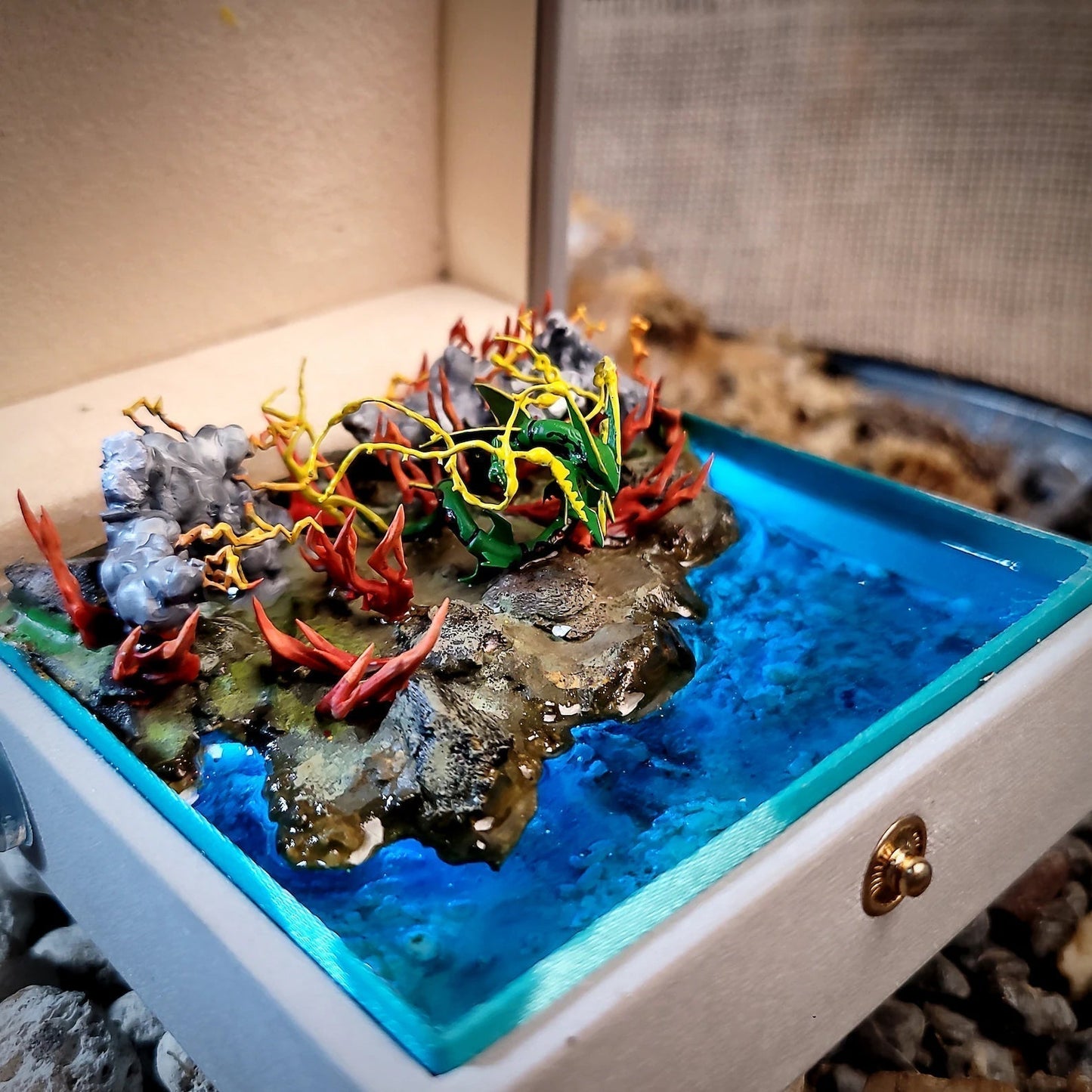 [DE] Pokemon Rayquaza Island Diorama Treasure Mistery Box Gift