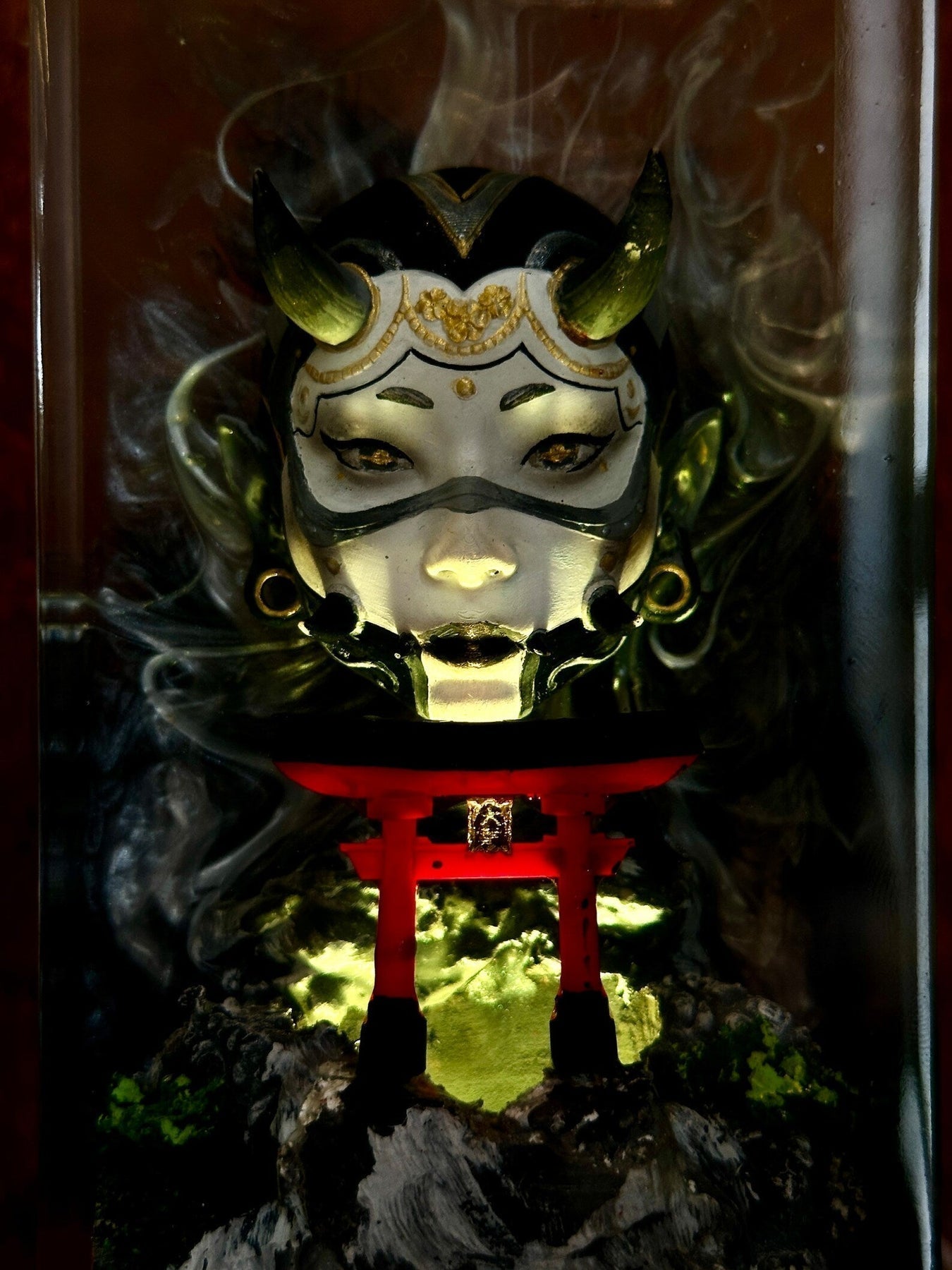 [DE] Girl Oni Mask and Torii Gate