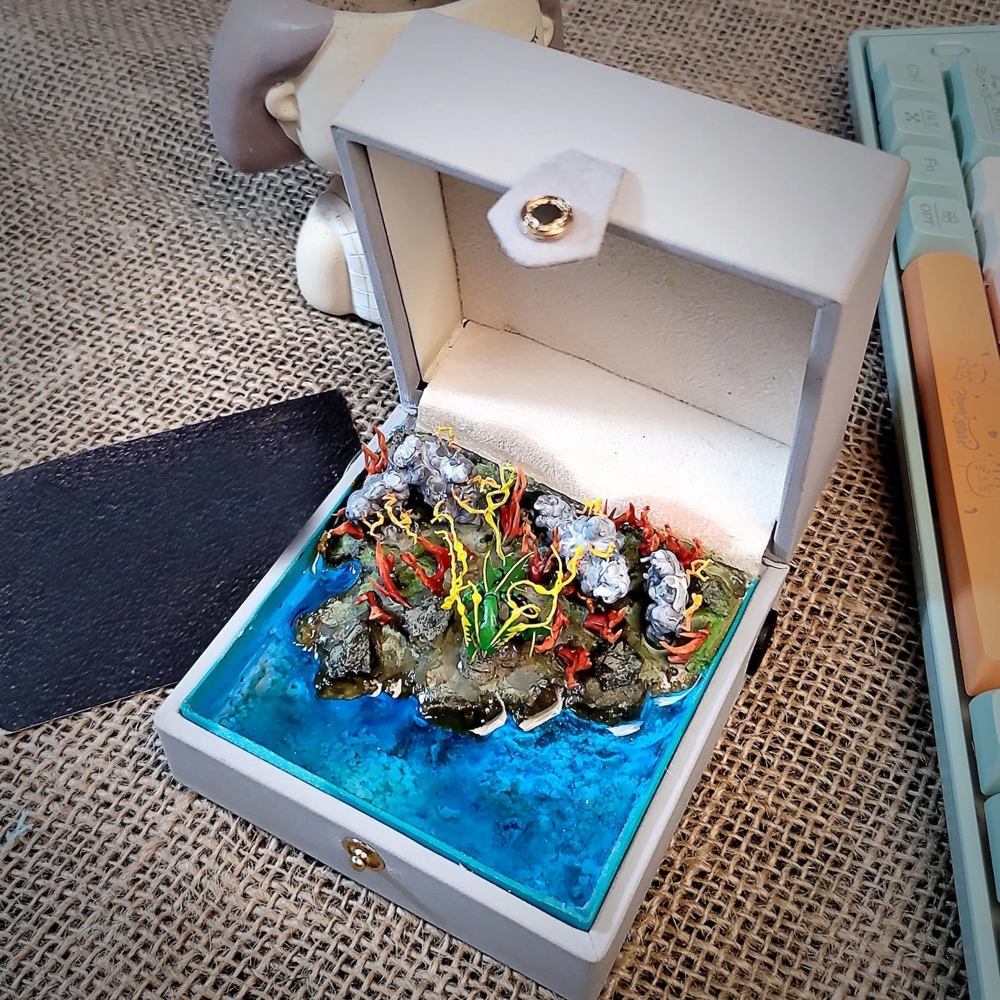 [DE] Pokemon Rayquaza Island Diorama Treasure Mistery Box Gift