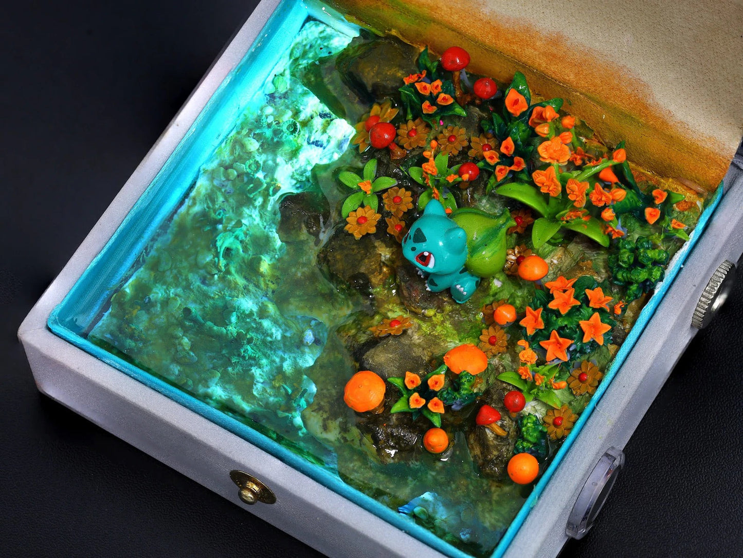 [DE] Pokemon Bulbasaur Fushigidane Island Diorama Treasure Mistery Box Gift Epoxy Resin, Night Light