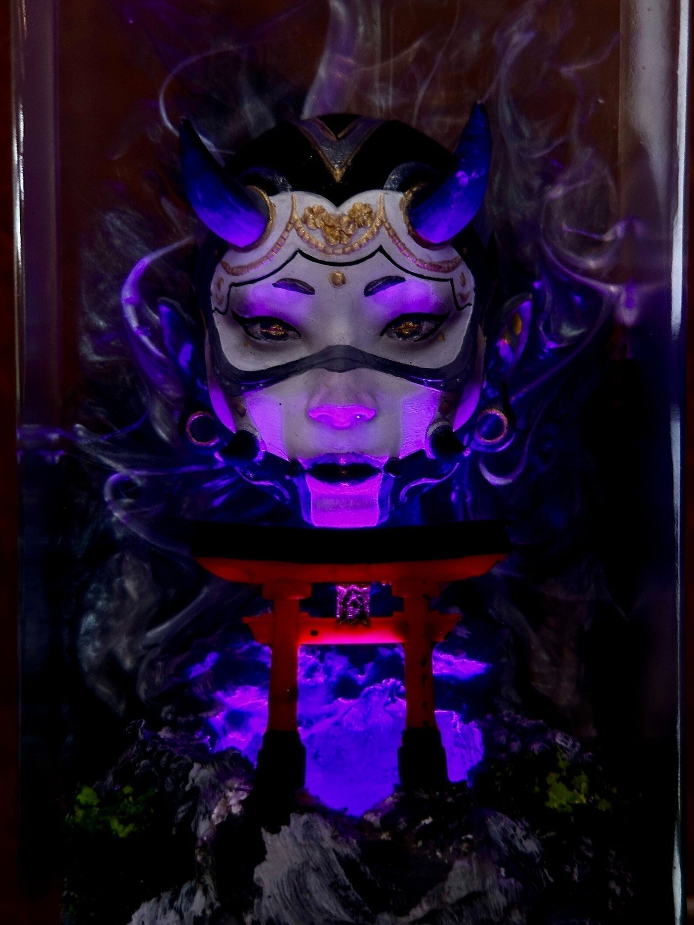[DE] Girl Oni Mask and Torii Gate