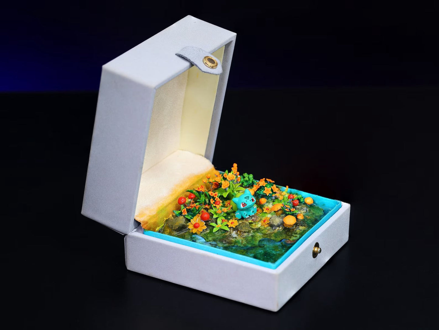 [DE] Pokemon Bulbasaur Fushigidane Island Diorama Treasure Mistery Box Gift Epoxy Resin, Night Light