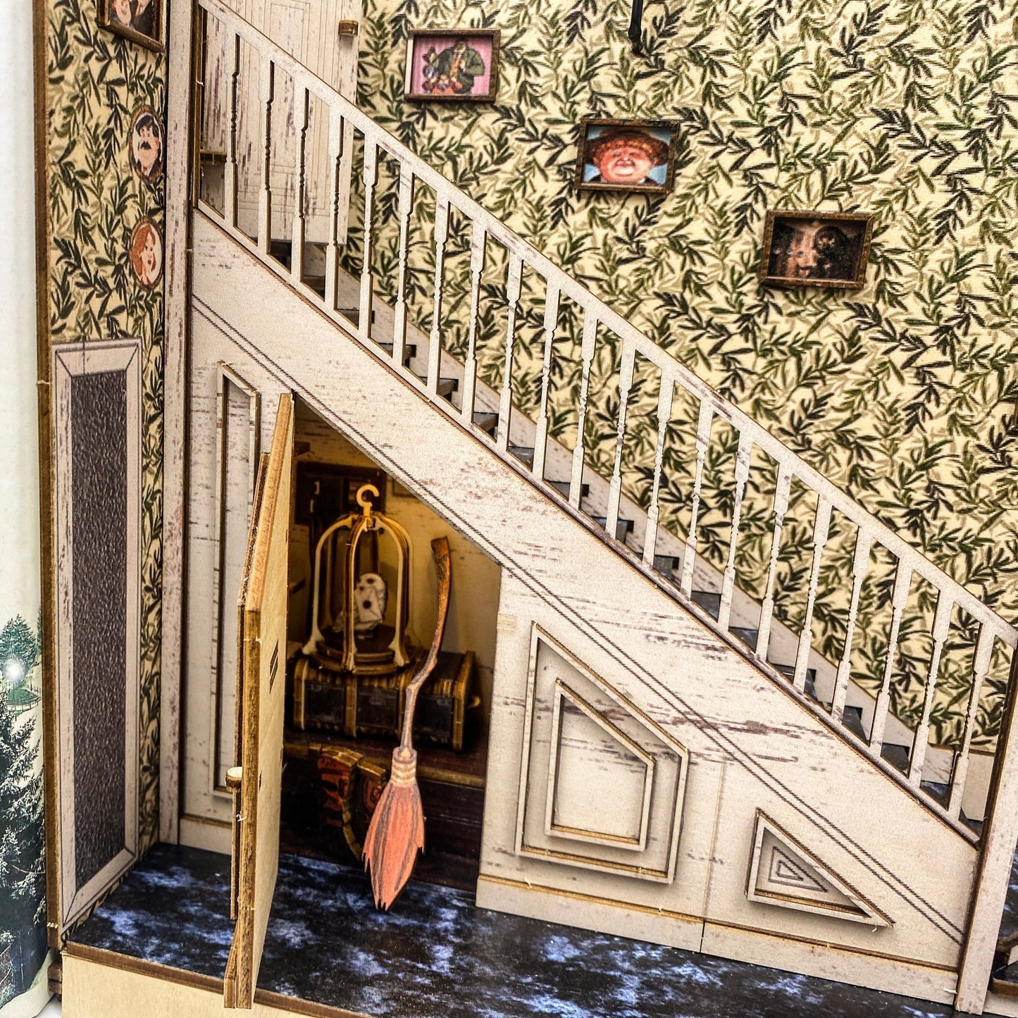 [DE] Cupboard Under The Stairs - Book Nook