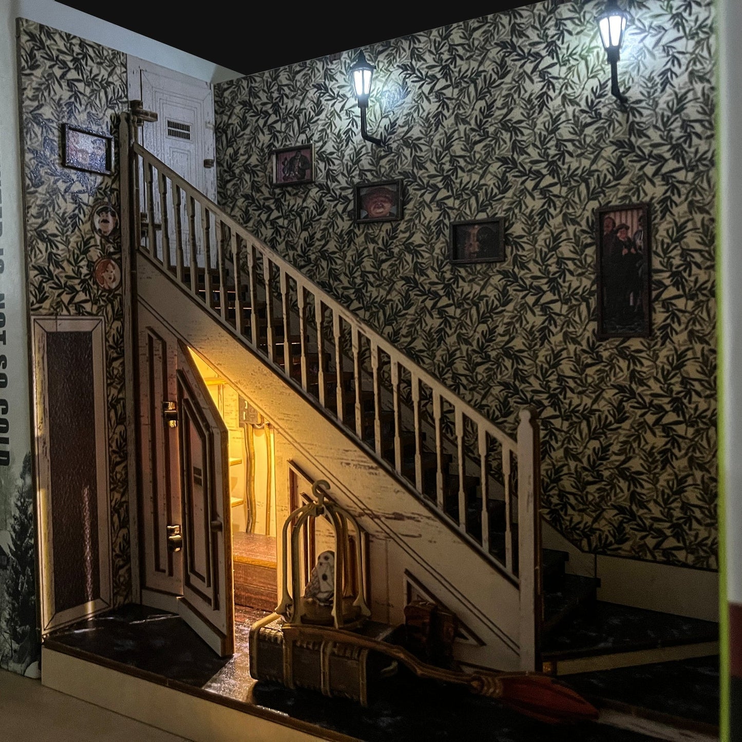 [DE] Cupboard Under The Stairs - Book Nook