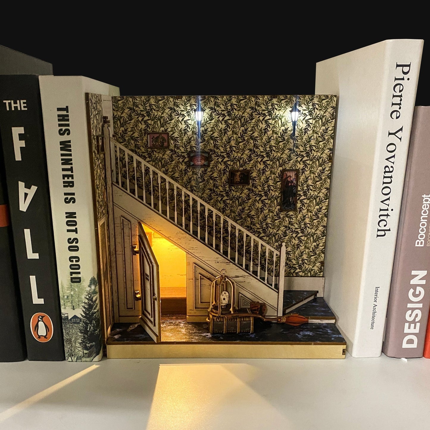 [DE] Cupboard Under The Stairs - Book Nook